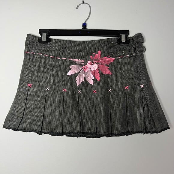 Wet Seal Dresses & Skirts - Wet Seal Pleated Mini Skirt Gray Herringbone Flower Size 3 Grunge Schoolgirl